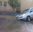 В Кургане машина угодила в яму на дороге. Проезжую часть рядом залило водой - KURGAN45.Ru