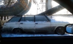 В Кургане возле теплотрассы труба упала на припаркованную легковушку