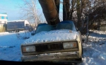 В Кургане труба упала на ВАЗ-2104