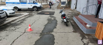 В Кургане мотоциклист на тротуаре сбил несовершеннолетнюю девочку