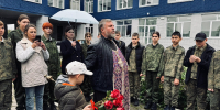 В Кургане по инициативе священника в школе провели акцию «Роза памяти» - Епархия