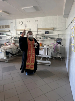 В реанимации Областной больницы священник помолился о здравии пациентов
